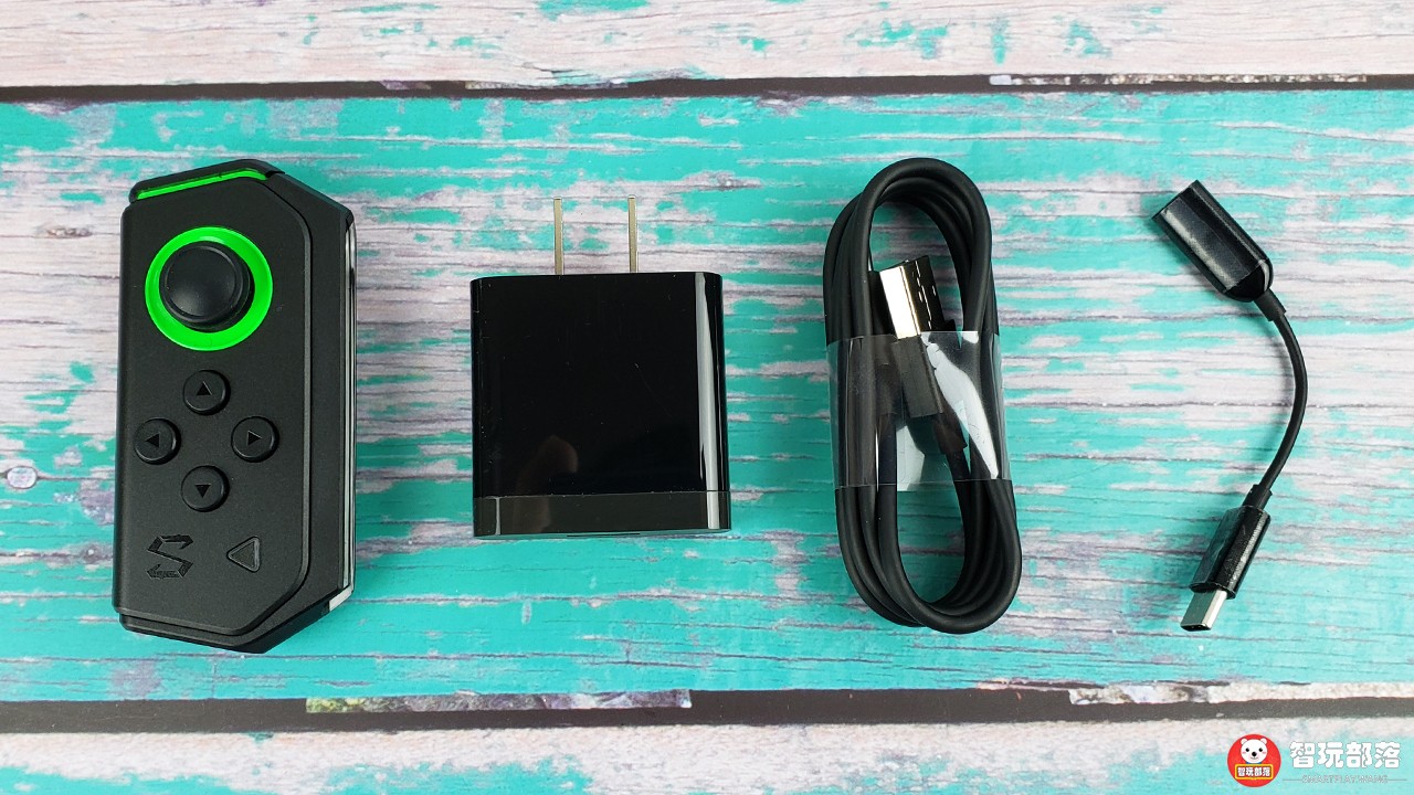 黑鲨游戏手机Helo开箱图赏:两侧灯带+左翼手柄