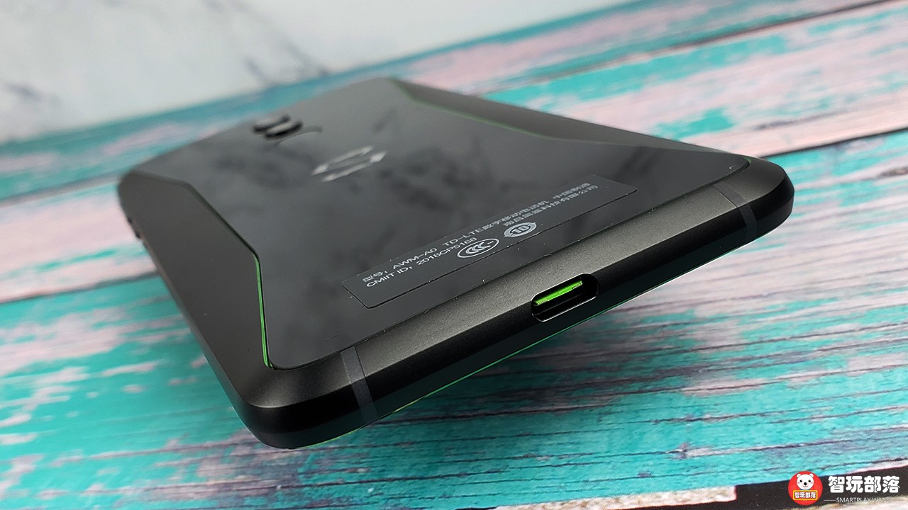 黑鲨游戏手机Helo开箱图赏:两侧灯带+左翼手柄