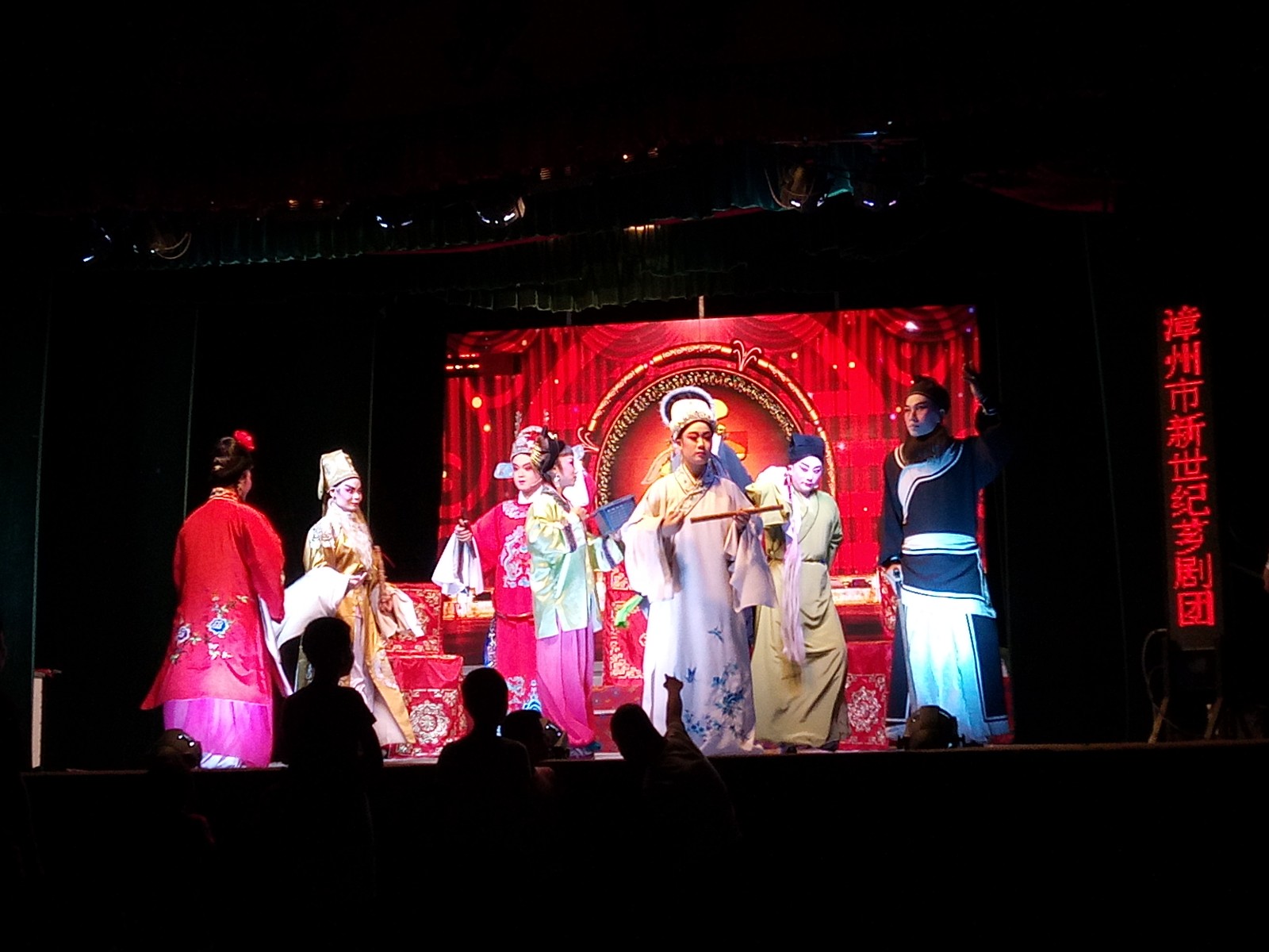 农村生活:看戏,人生是一出戏,每个人都是导演.