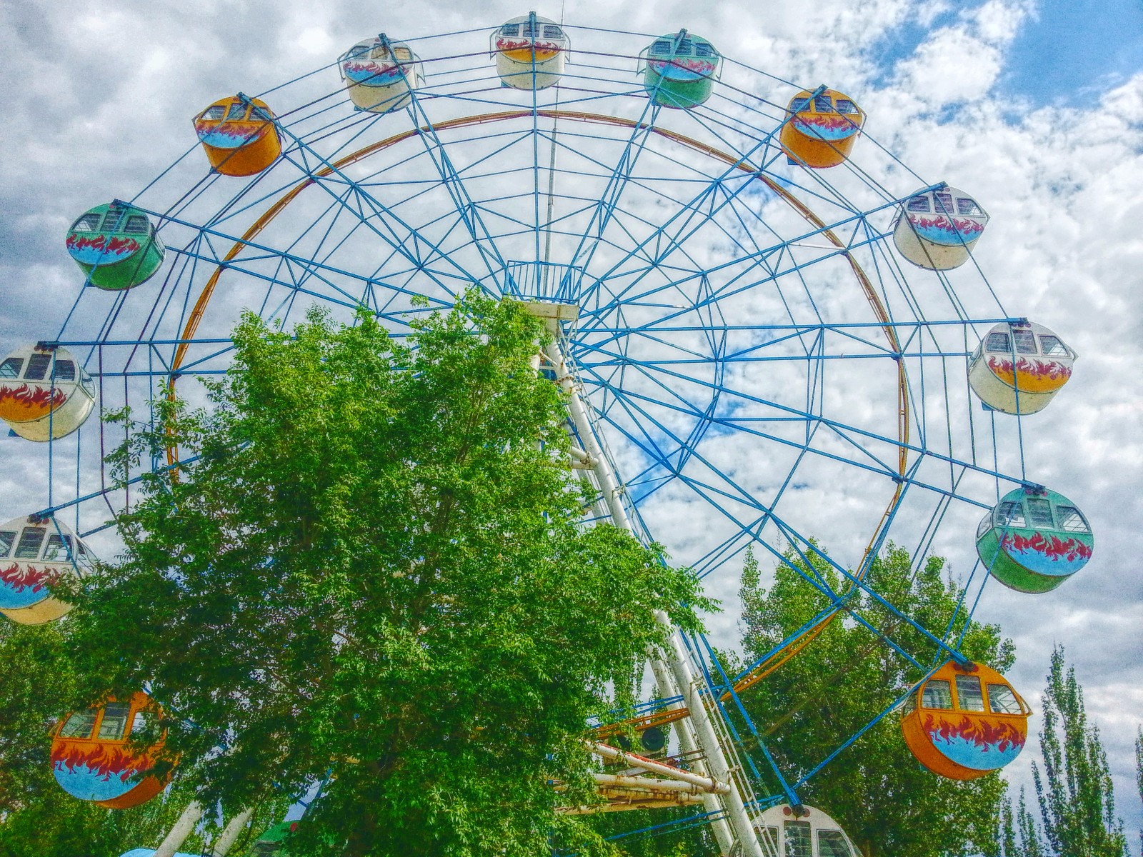 云霞映照下的西拉木伦公园,美轮美奂