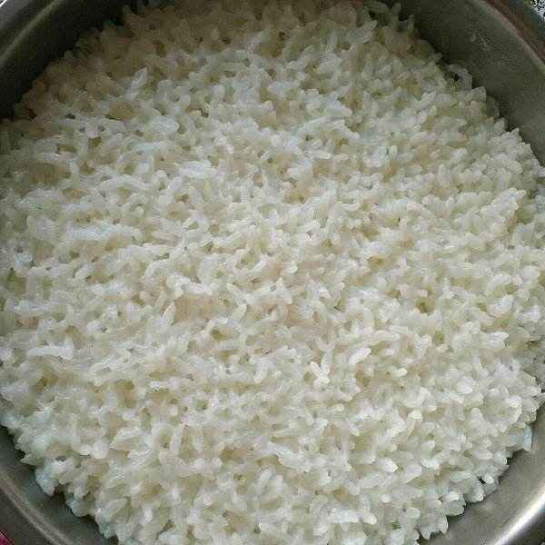 蒸米饭时,只加水是不行我们要加点"它",米饭香宝宝超级喜欢吃