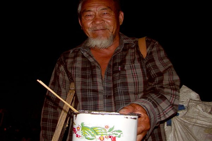 他来到县城,找来一个破碗,拄着拐杖,开沿街乞讨!