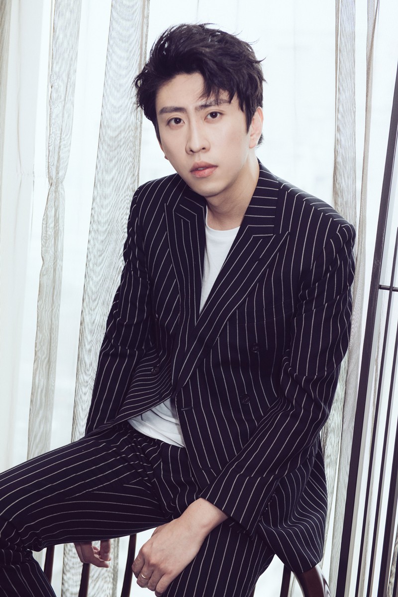 蒋易最新时尚写真曝光 化身双面伊人夺人眼球