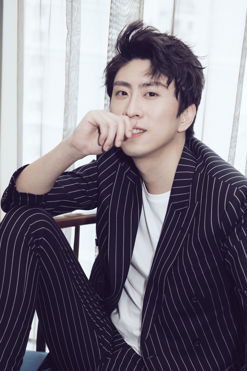 蒋易最新时尚写真曝光 化身双面伊人夺人眼球