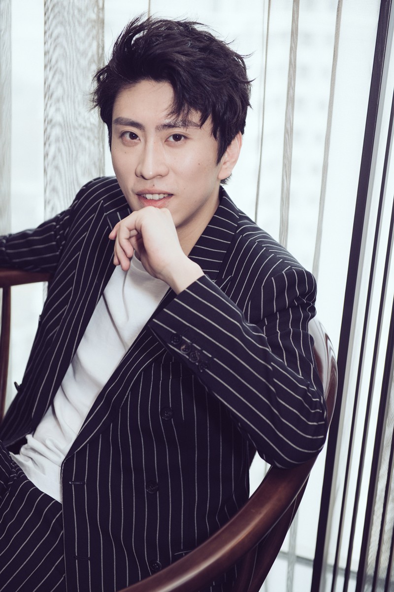 蒋易最新时尚写真曝光 化身双面伊人夺人眼球