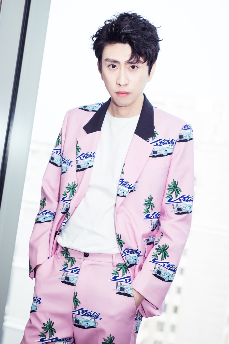 蒋易最新时尚写真曝光 化身双面伊人夺人眼球