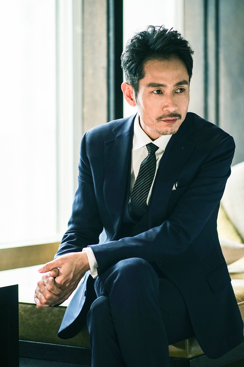 日前,内地实力派男演员成泰燊曝光了一组最新时尚写真,成泰燊西装革履