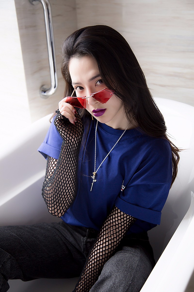 艾菲全新写真躺浴缸霸气撩发 眼神无畏展个性态度