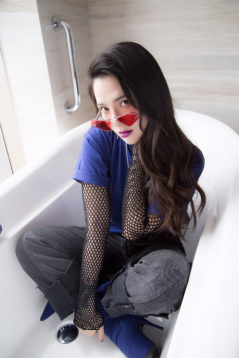 艾菲全新写真躺浴缸霸气撩发 眼神无畏展个性态度