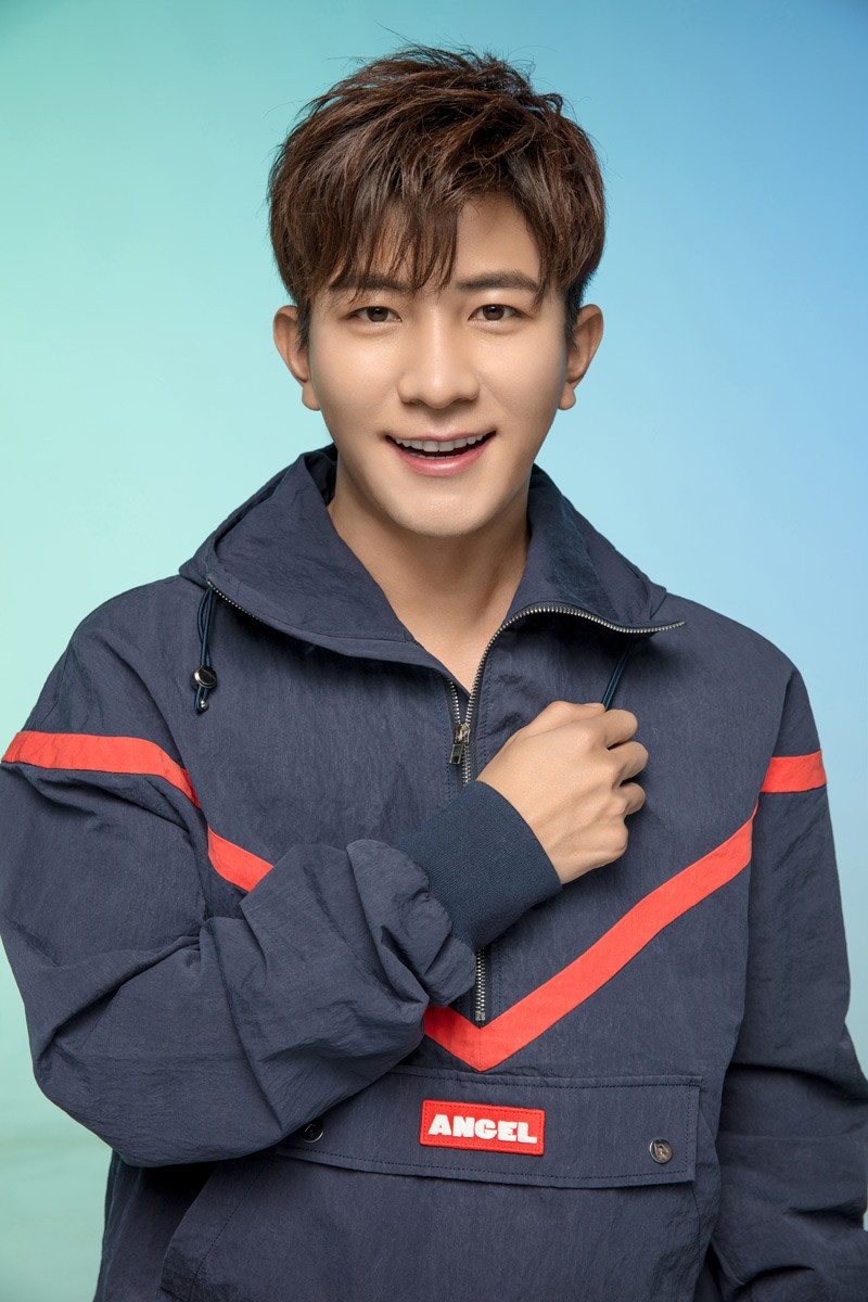 大左最新时尚大片上演"眼神撩" 自在温暖大男孩魅力尽显