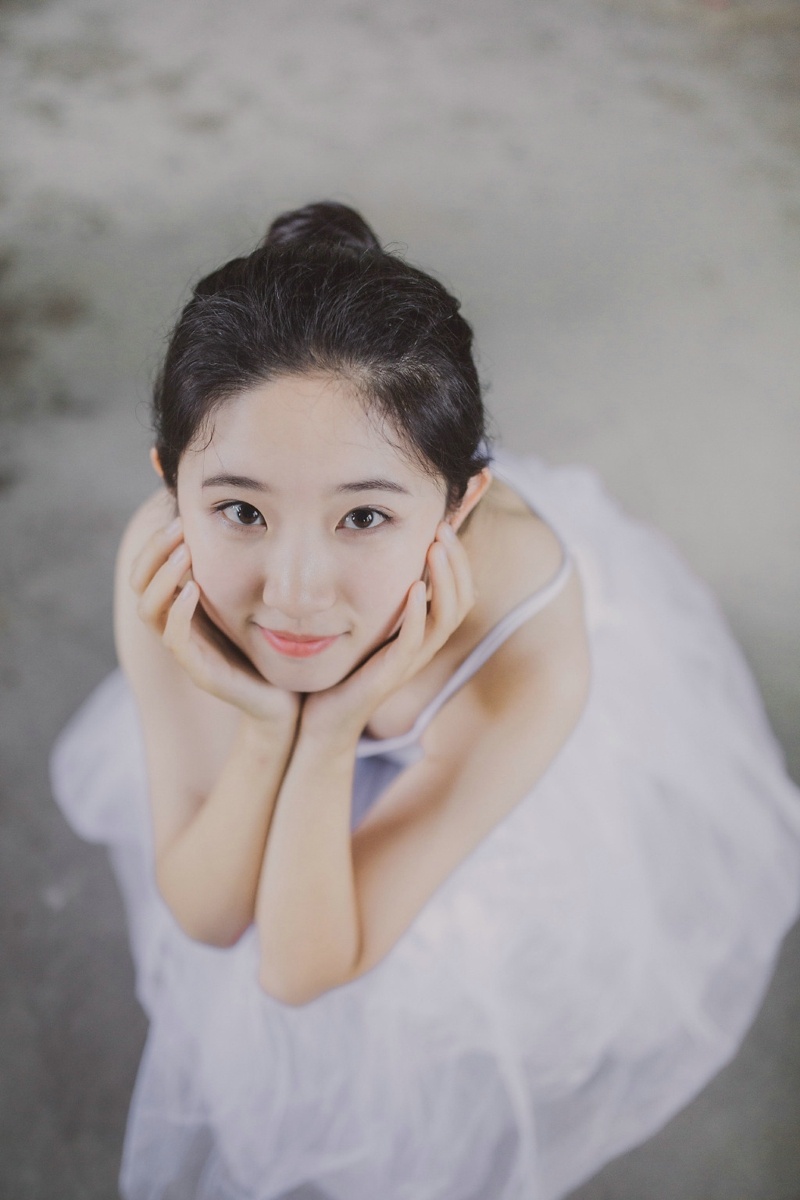 废旧房屋内芭蕾舞丸子头姑娘笑颜迷人写真集