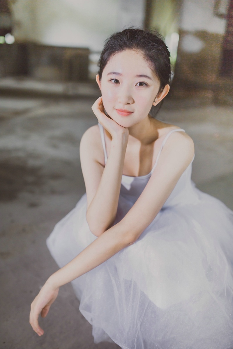 废旧房屋内芭蕾舞丸子头姑娘笑颜迷人写真集