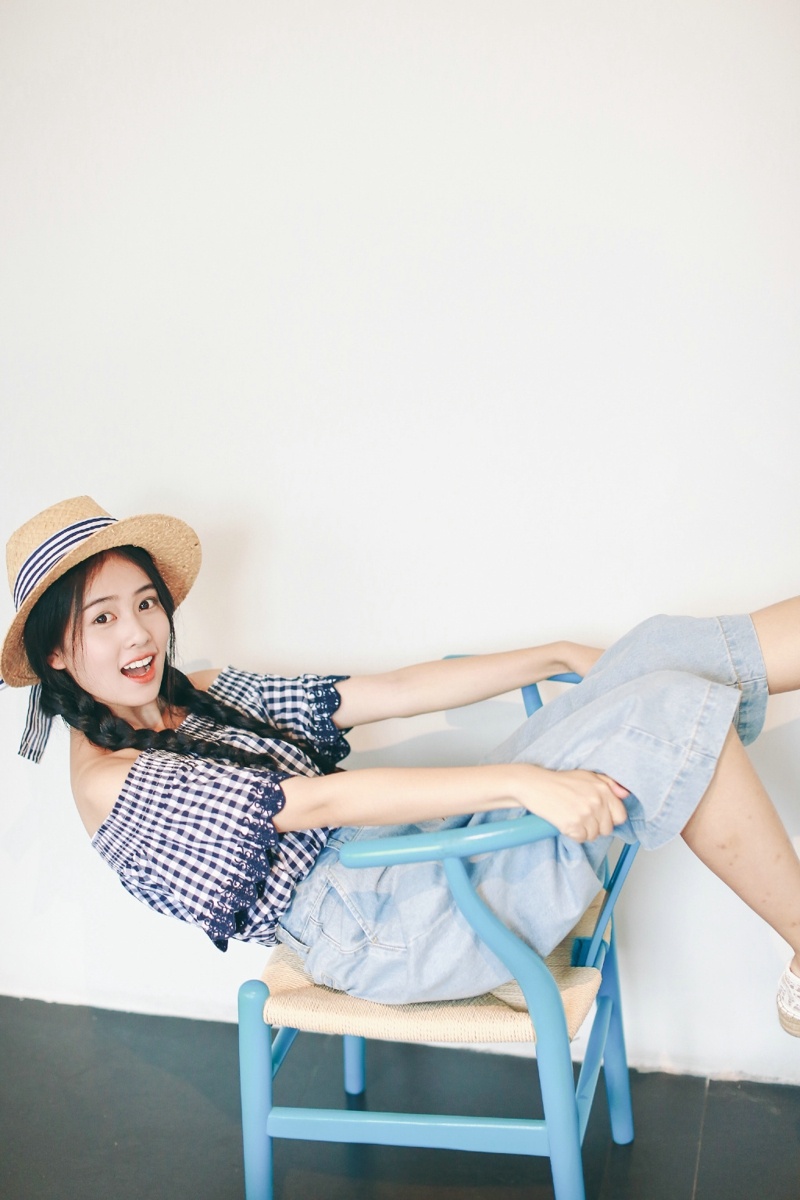 高颜值麻花辫一字肩美女私房娇美可人写真集微相册微博摄影