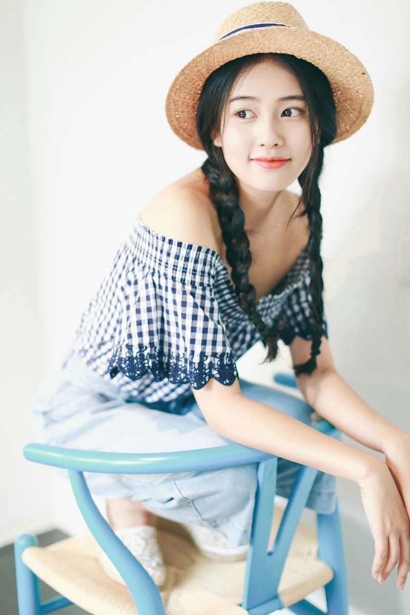 高颜值麻花辫一字肩美女私房娇美可人写真集 @微相册