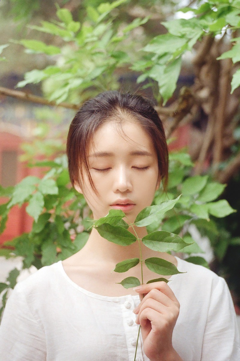 美女美图:清纯白皙马尾辫女孩户外自拍