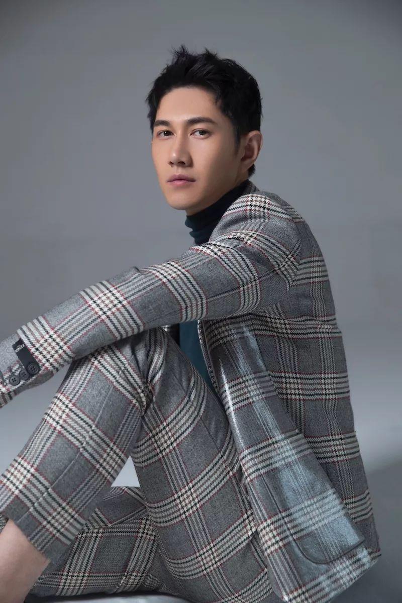 何明翰十年磨一剑终从十八岁的天空走向橙红年代