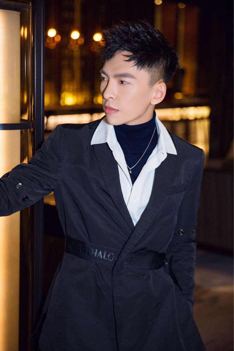 蒋雪鸣现身时尚盛典  潮范不减痞帅爆棚