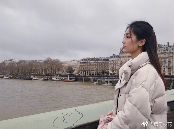 她叫张雨晗就读于英国谢菲尔德大学身高173cm来自河南