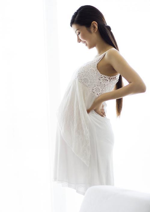 孕妇怀胎十月产下二宝, 却在产房门口被公婆大骂,丈夫厌恶