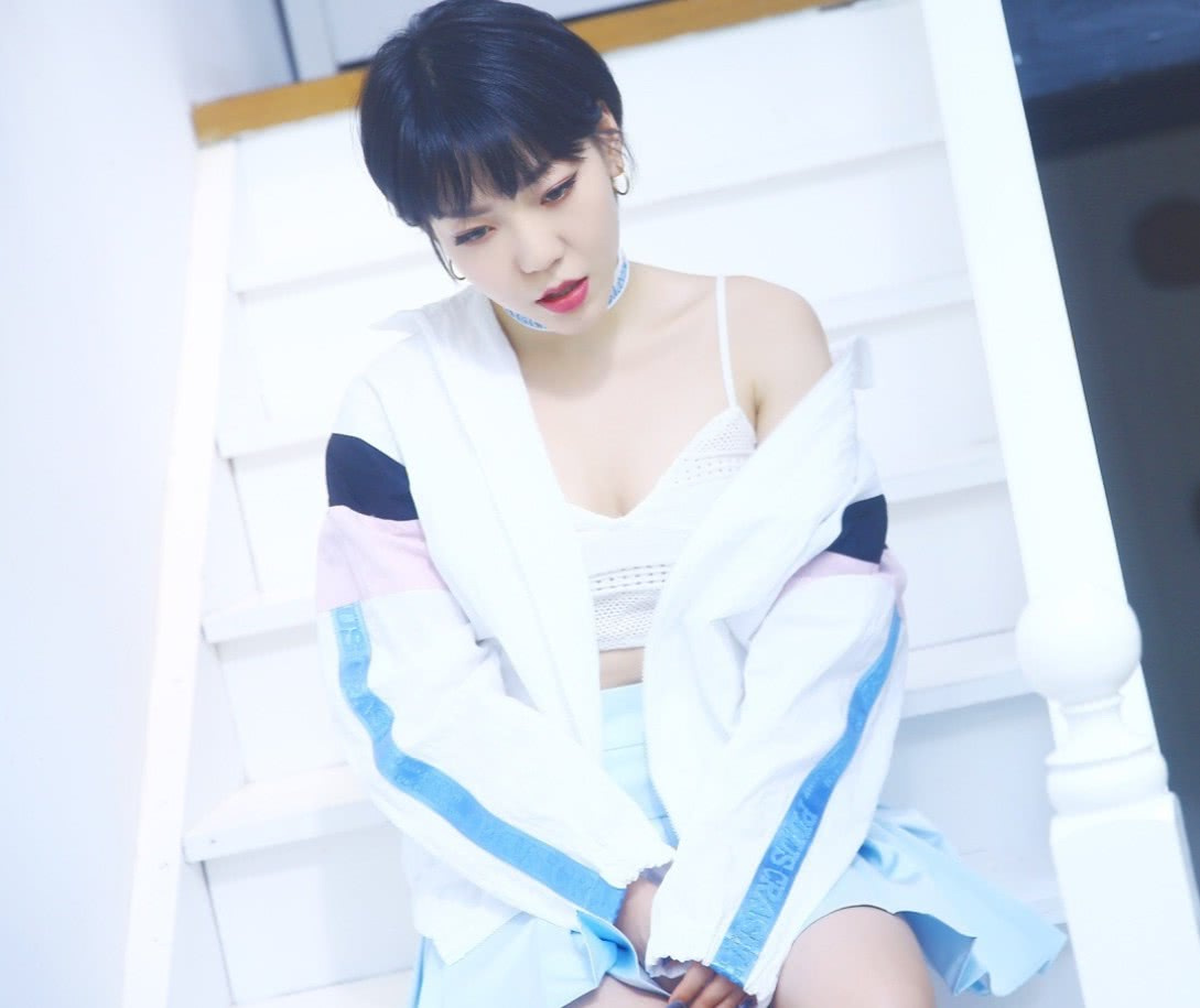 吴莫愁放大招了,穿上深v小吊带,姣好身材凹出来,性感到没谁了