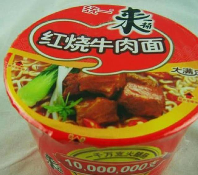 英国游客来中国玩,在超市买了5桶方便面,结账的时候却开心死了