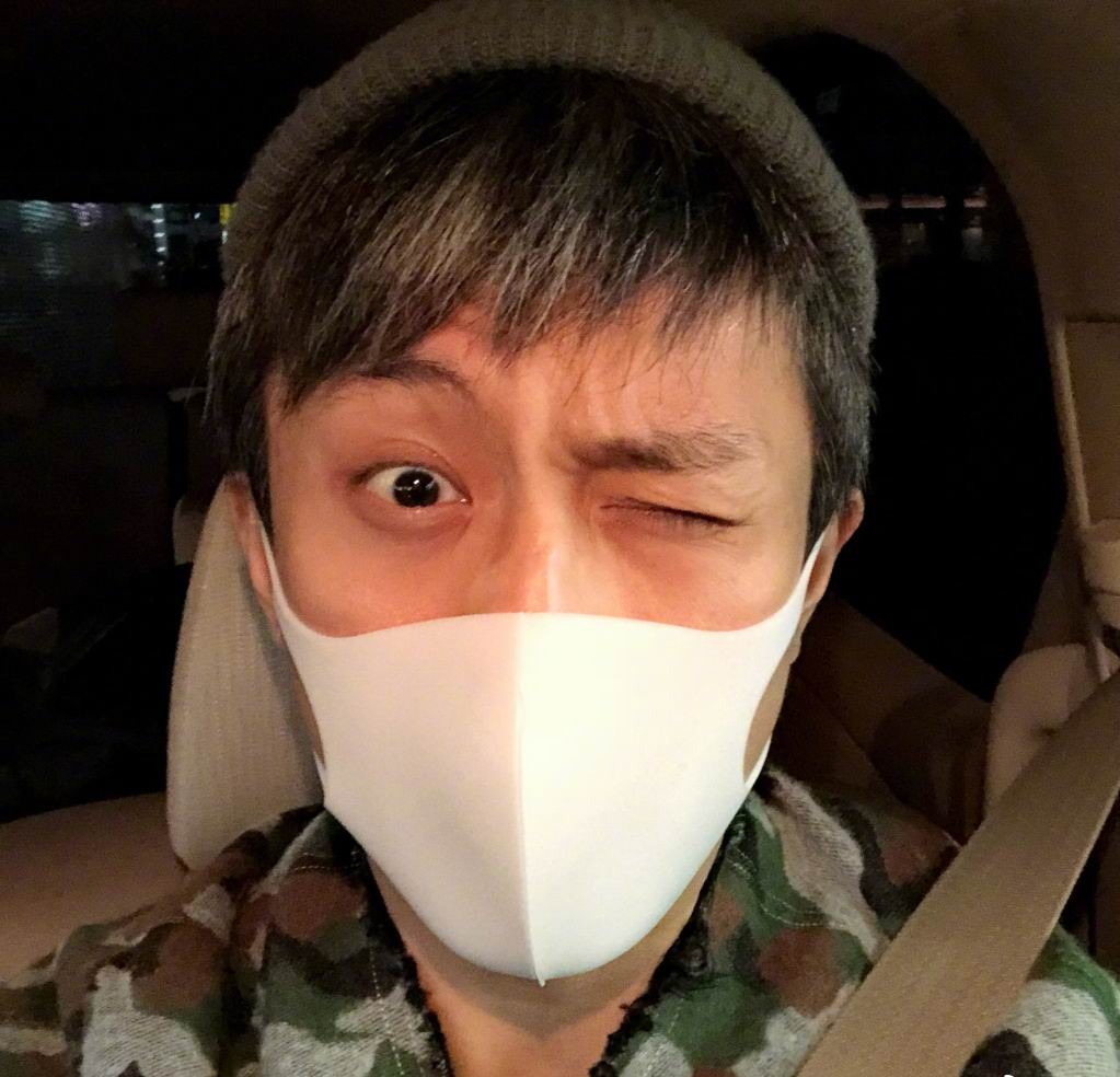 邓超晒睁一只眼闭一只眼的自拍,戴着口罩的他太像孙俪