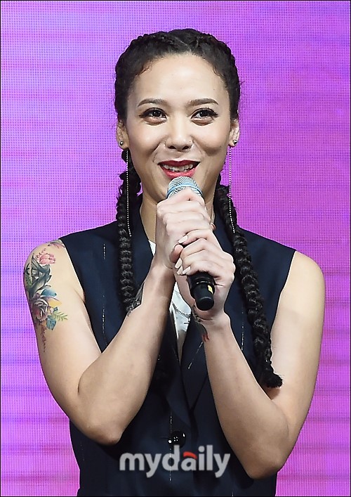 韩国女歌手尹美莱首尔举行个人专辑发售纪念鉴赏会_新浪看点