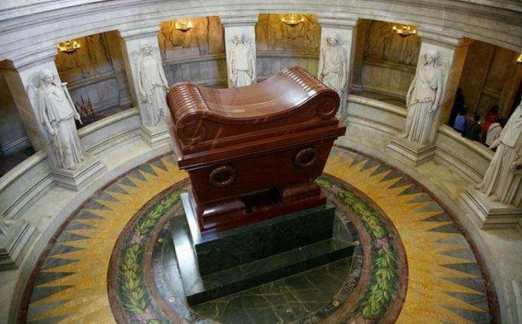 海葬是全世界水兵的通行葬礼,俄罗斯大兵拒绝使用金属棺材