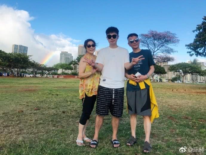 陈赫晒合照为妈妈胡小玲庆生,一家三口同框画面很温馨!