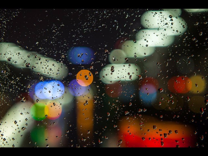 独卧窗前夜听雨远山沉寂蛙声低