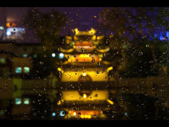 独卧窗前夜听雨远山沉寂蛙声低