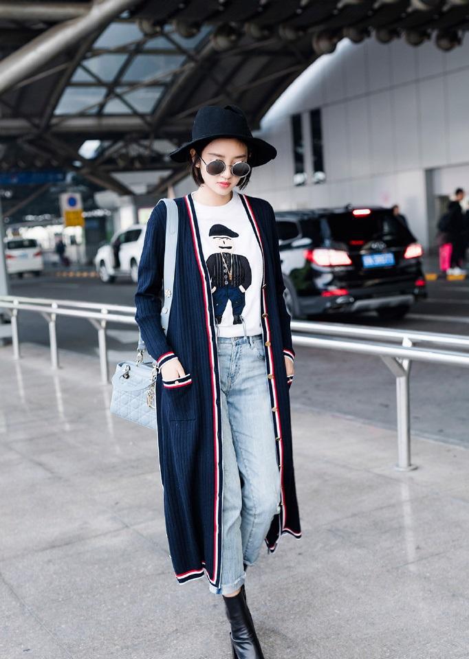 唐艺昕现身机场, 深蓝色针织衫配短袖, 舒适俏皮