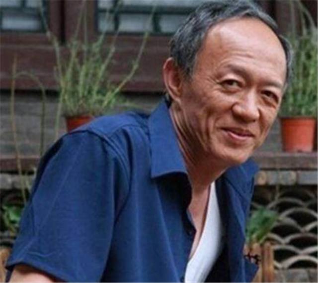 曾和女友相恋10年,她却跳海自杀,今娶小25岁娇妻,开林肯成这般