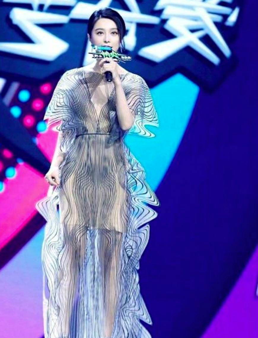 范冰冰身着3d打印透视裙亮相艳全场,涟漪灵动宛若未来使者