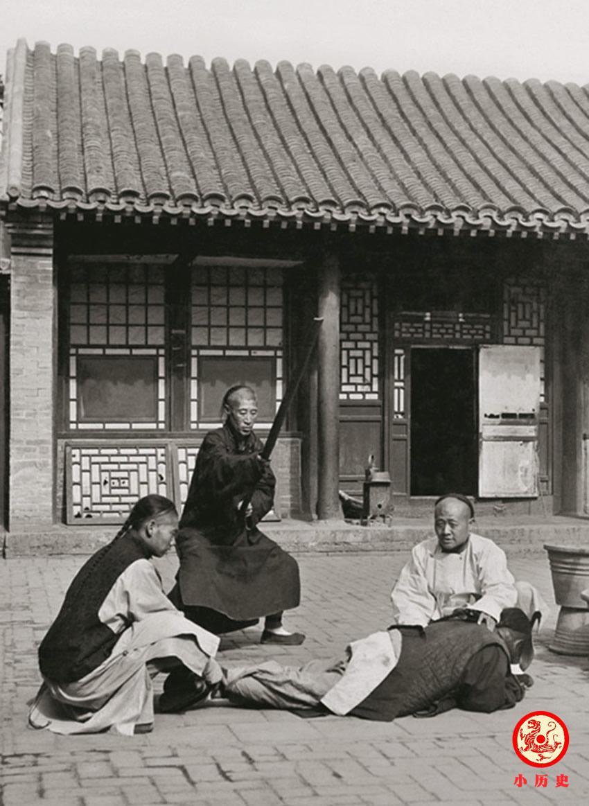 杖刑俗称"打大板",在清朝时非常普遍,少则十下,二十下,多则八十下