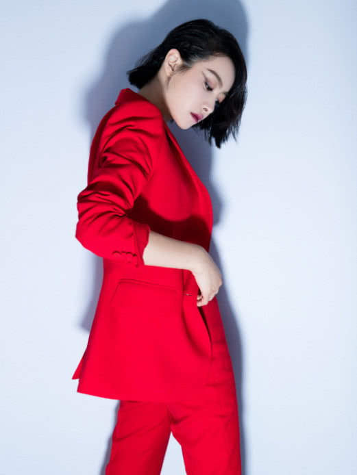 宋茜身穿一套红色西装美得上天了,最出彩的还是她的鞋子!