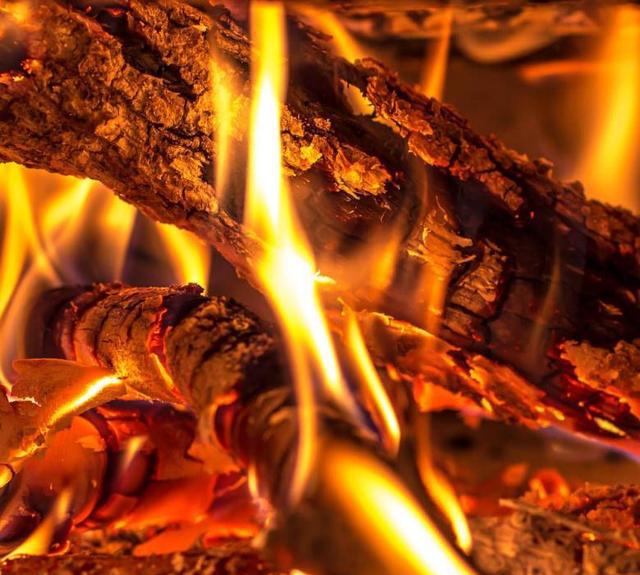 摄影:2018年正月十六烤柏灵火习俗,辟邪除灾,迎祥纳福!