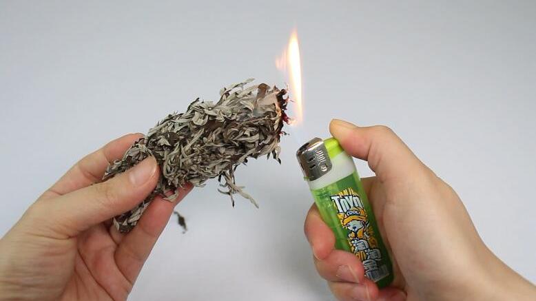 把艾草烧一烧放在房间里,很多人都不知道有啥用,试过的人都说好