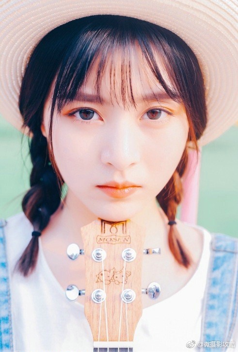 水灵灵大眼睛姑娘夏日牛仔裤写真