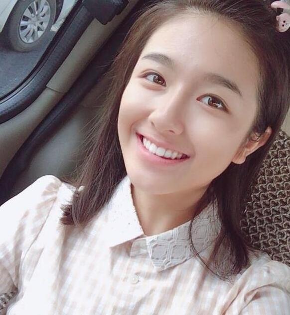 《伊阿索密码》亮相上海电影节,李兰迪白色镂空裙走红毯气场强大