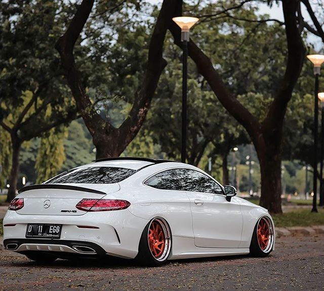 动感优雅的奔驰c级coupe,改装成低趴姿态能否讨你欢心?