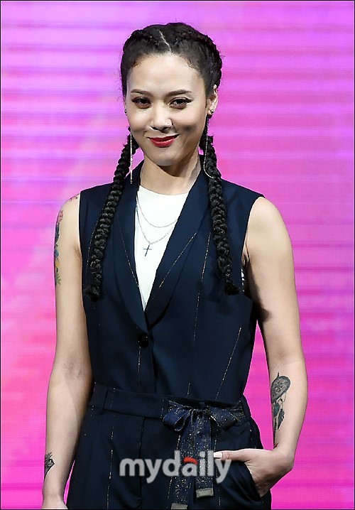 韩国女歌手尹美莱首尔举行个人专辑发售纪念鉴赏会_新浪看点