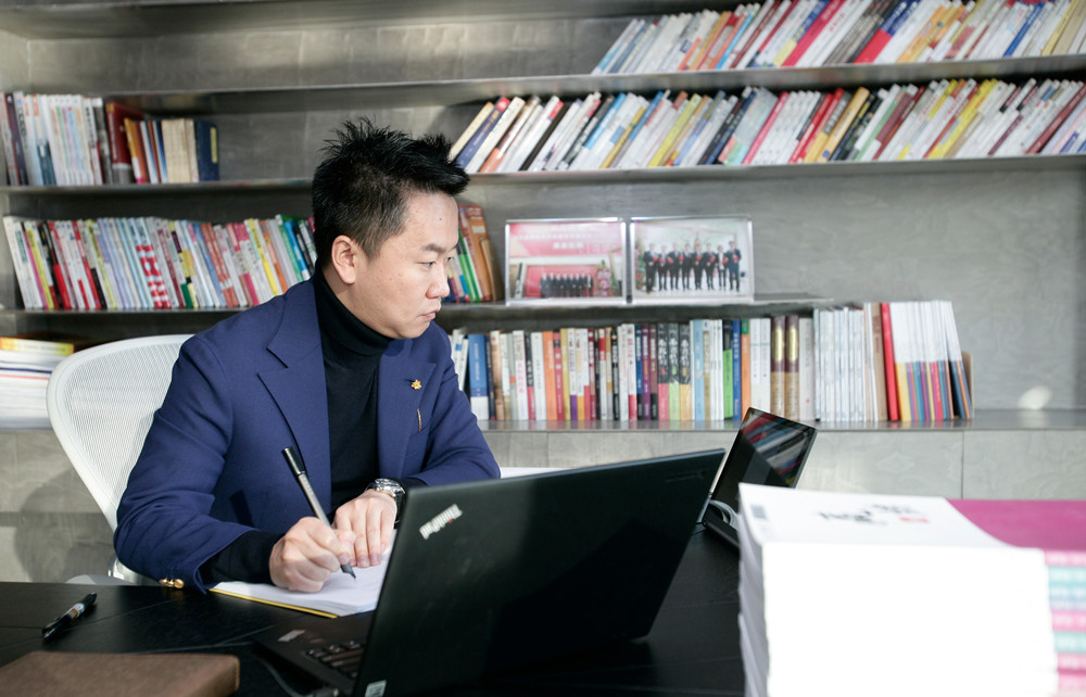 这一年,频频在媒体露面的王海涛选择了沉寂,江湖质疑声四起,高手自岿