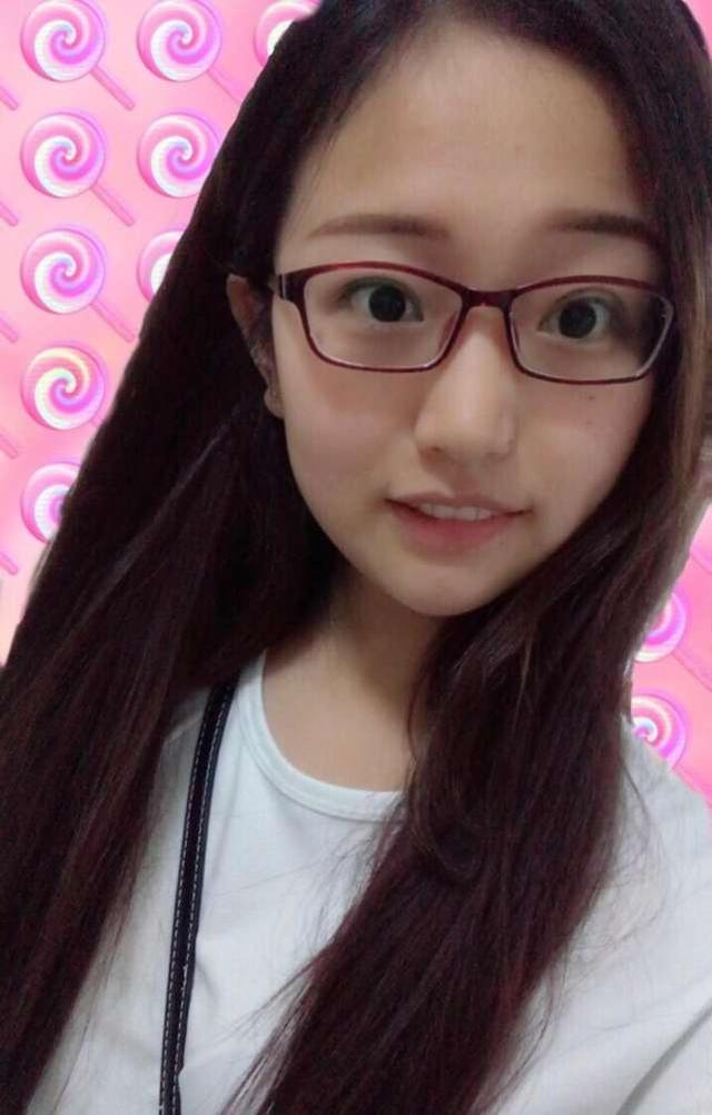 网红西瓜妹摘掉眼镜后还是我们的国民女神吗?网友回复棒棒哒!