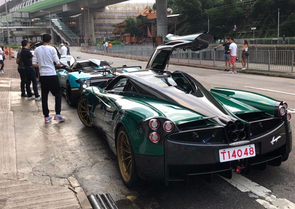 8台帕加尼停街头,两台是大陆90后的,车迷都喊他zun哥