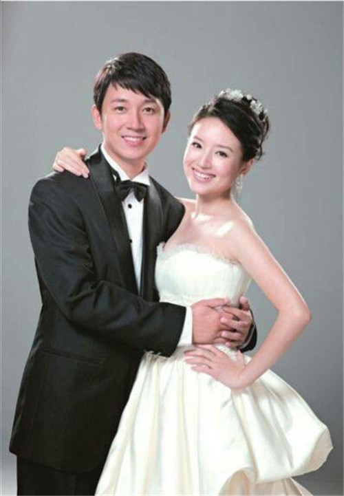 何晟铭全家福被p图擅用,无奈喊话:这是我爸妈!