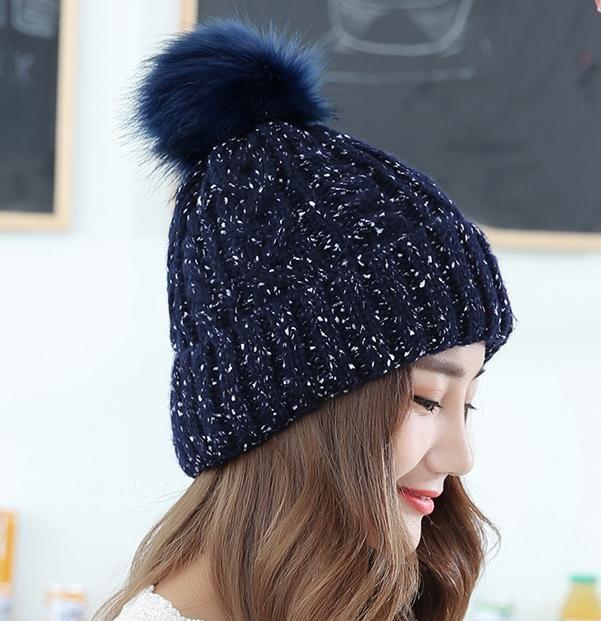 带毛球的帽子也有一个不好的地方就是容易脏