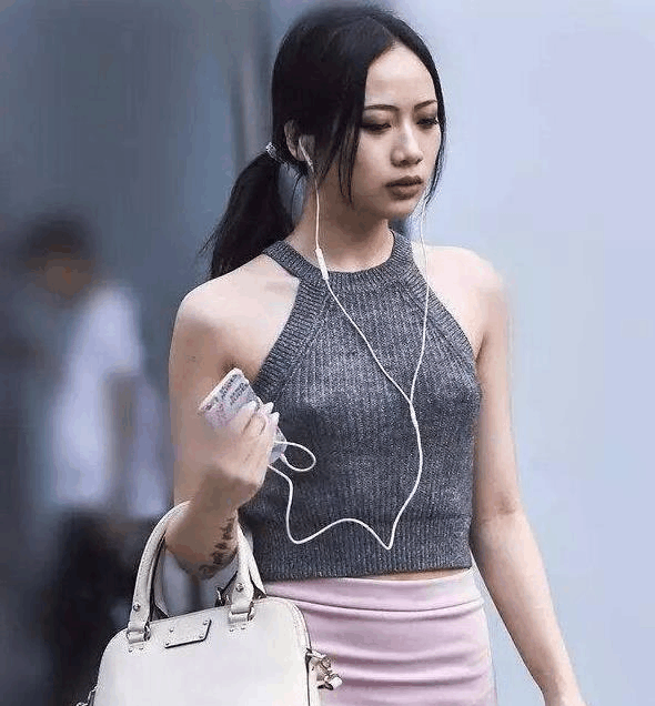 美女街拍: 小姐姐, 你们这么穿, 衣服真的不会坏?