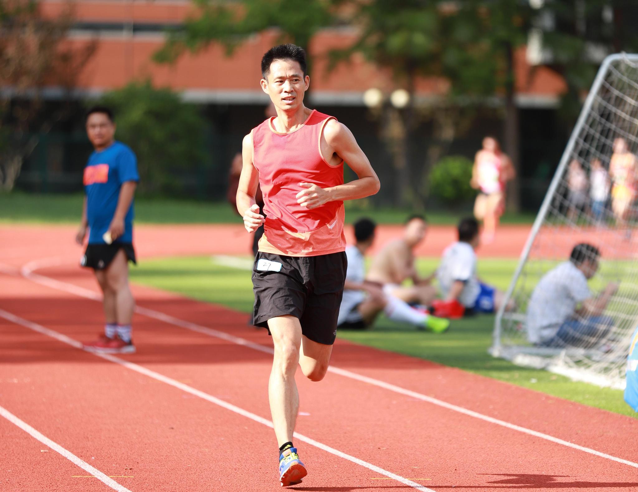 9月8日(周六),我所在的一个跑步俱乐部3000米操场测试.