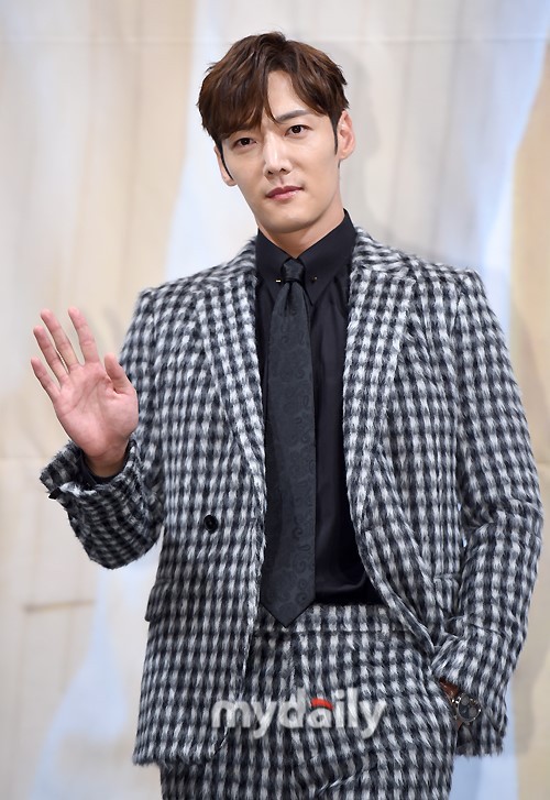 韩国艺人崔振赫宋昰昀出席新剧《马成的喜悦》发布会